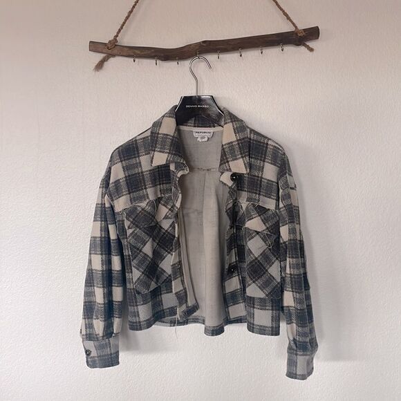 Distressed crop flannel - Picture 3 of 3